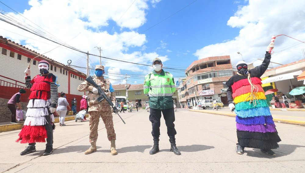 Ukukus salen a dar latigazos a quienes no cumplan con aislamiento social en Cusco