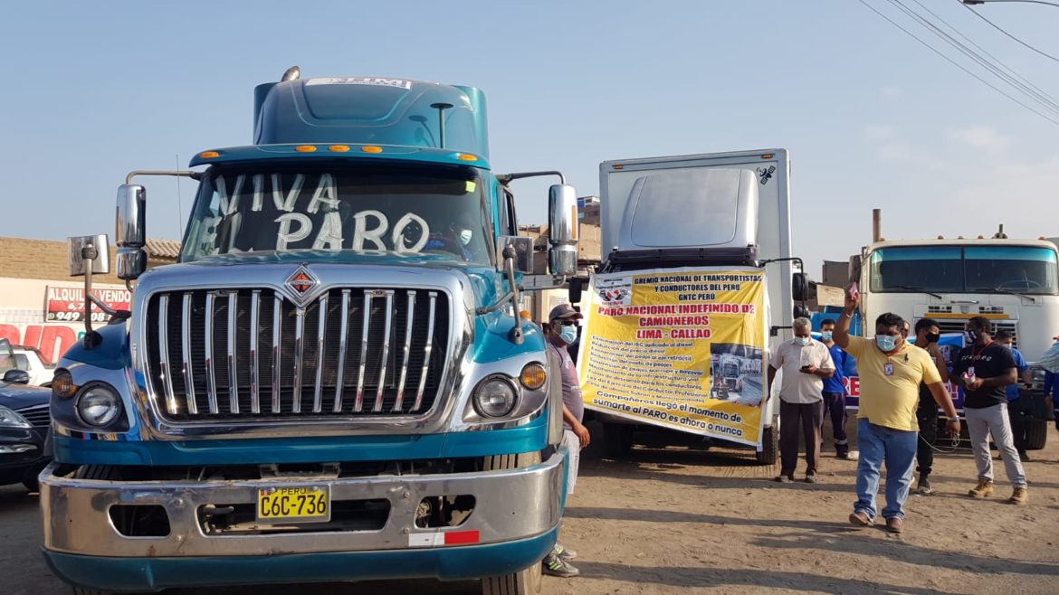Transportistas de carga pesada acatan paro y bloquean tramos en la Panamericana Norte y Sur