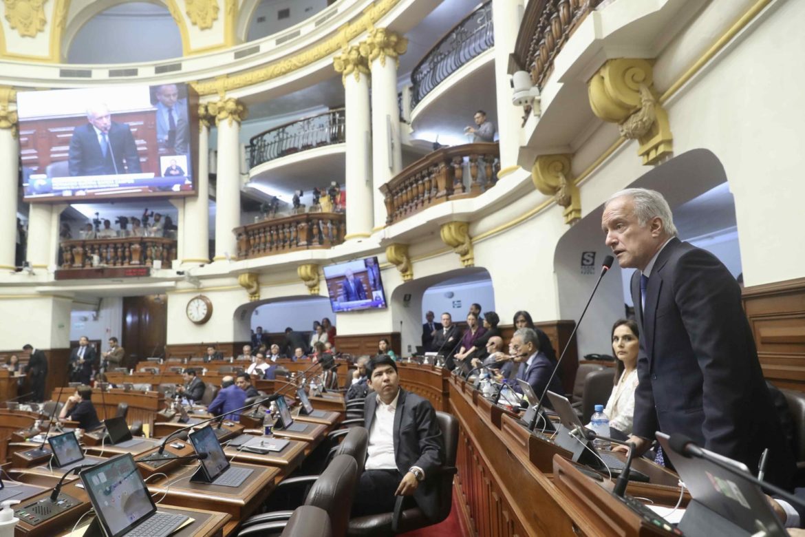 Proyecto de ley prohíbe que familiares de congresistas postulen en elecciones para evitar “reelección encubierta”