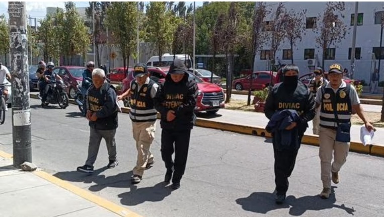 La seguridad que daban los policías a los traficantes de terreno de la pampa en Arequipa